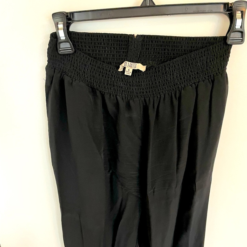 Well loved but in great condition, satin effect BB Dakota black dress pants.